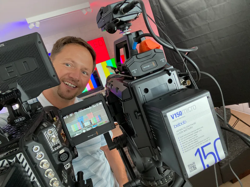 Florian Friedrich hinter einer Kamera im Studio